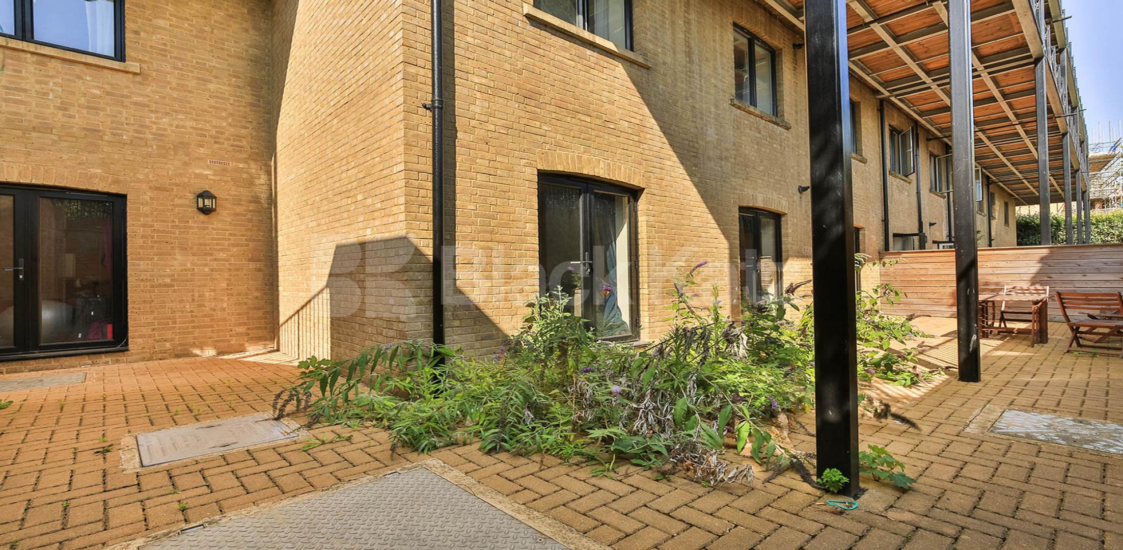 			3 Bedroom, 2 bath, 1 reception Apartment			 Huguenot Drive, Palmers Green